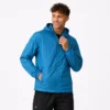 Chaqueta rompevientos impermeable para hombre color azul con diseño ligero, resistente al viento y estilo urbano moderno.