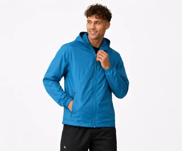 Chaqueta rompevientos impermeable para hombre color azul con diseño ligero, resistente al viento y estilo urbano moderno.