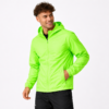 Chaqueta rompevientos impermeable para hombre color verde fluorescente con diseño ligero, resistente al viento y estilo deportivo urbano.