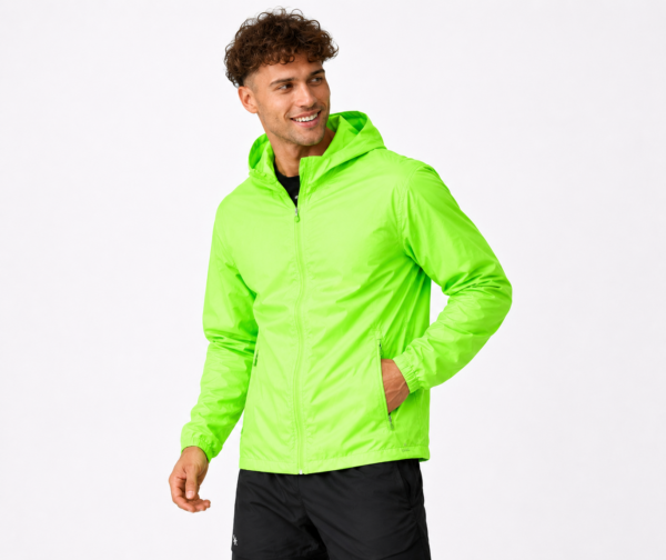 Chaqueta rompevientos impermeable para hombre color verde fluorescente con diseño ligero, resistente al viento y estilo deportivo urbano.
