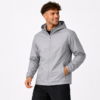 Chaqueta rompevientos impermeable para hombre color gris con diseño ligero, resistente al viento y estilo urbano minimalista.