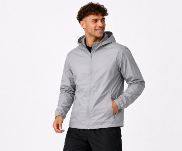 Chaqueta rompevientos impermeable para hombre color gris con diseño ligero, resistente al viento y estilo urbano minimalista.