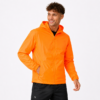 Chaqueta rompevientos impermeable para hombre color naranja con diseño ligero, resistente al viento y estilo urbano moderno.