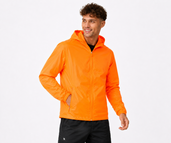 Chaqueta rompevientos impermeable para hombre color naranja con diseño ligero, resistente al viento y estilo urbano moderno.