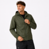Chaqueta rompevientos impermeable para hombre color verde con diseño ligero, resistente al viento y estilo urbano moderno.