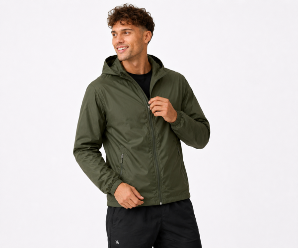 Chaqueta rompevientos impermeable para hombre color verde con diseño ligero, resistente al viento y estilo urbano moderno.