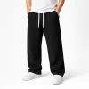 Pantalón sudadera de algodón para hombre color negro con diseño de bota recta y estilo urbano minimalista.
