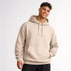 Buzo hoodie para hombre color beige en algodón suave con capota, diseño cómodo y estilo urbano minimalista.