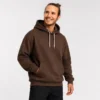 Buzo hoodie para hombre color café en algodón suave con capota, diseño cómodo y estilo urbano moderno.