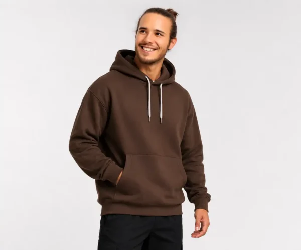Buzo hoodie para hombre color café en algodón suave con capota, diseño cómodo y estilo urbano moderno.