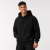 Buzo hoodie para hombre color negro en algodón suave con capota, diseño cómodo y estilo urbano minimalista.