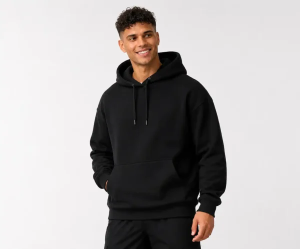 Buzo hoodie para hombre color negro en algodón suave con capota, diseño cómodo y estilo urbano minimalista.