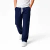 Pantalón sudadera de algodón para hombre color azul con bota recta, diseño cómodo y estilo urbano minimalista.