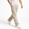 Pantalón sudadera de algodón para hombre color beige con diseño de bota recta y estilo minimalista premium.