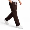 Pantalón sudadera de algodón para hombre color café con silueta de bota recta y diseño urbano cómodo.
