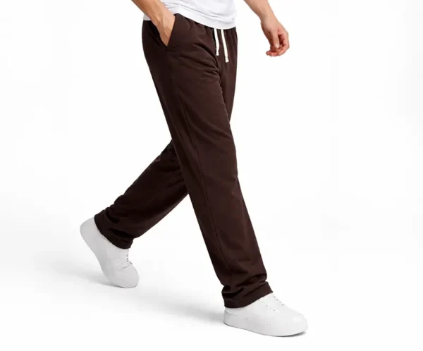 Pantalón sudadera de algodón para hombre color café con silueta de bota recta y diseño urbano cómodo.