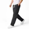 Pantalón sudadera de algodón para hombre color gris oscuro con bota recta y diseño cómodo de estilo urbano premium.